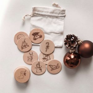 Holz-Memory für Kinder mit 20 Buchenholzplättchen und 10 verschiedenen Weihnachtsmotiven, inklusive Jutebeutel zur Aufbewahrung.